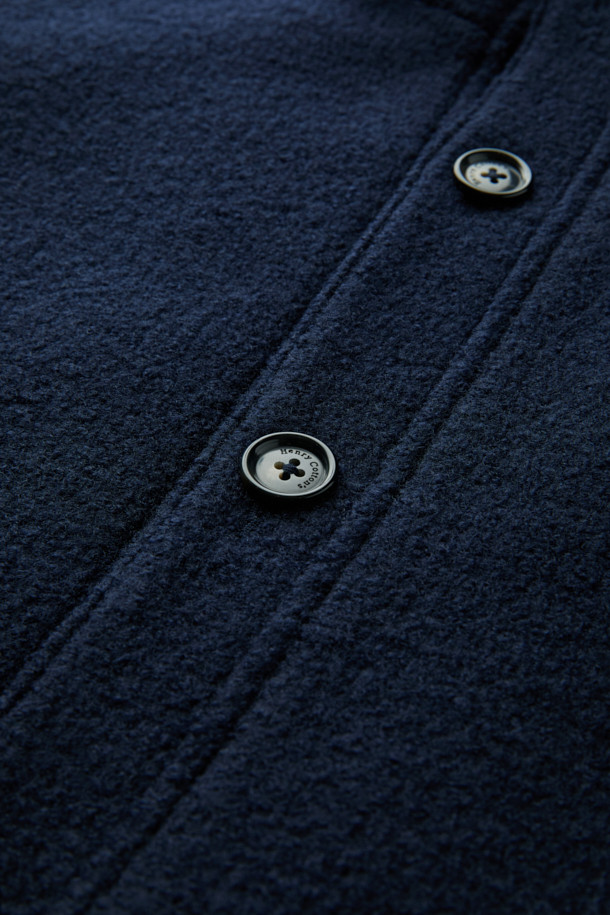 이탈리안 원단으로 제작된 탈착 가능한 후드 울 다운 점퍼입니다. 네이비 컬러의 베이직한 디자인으로, 겨울철 일상, 산책, 여행 등 다양한 TPO에 활용하기 좋습니다. 부드러운 촉감의 울 소재와 구스다운 충전재를 사용하여 보온성과 경량성을 모두 갖췄습니다. 탈착 가능한 후드와 퀼팅 디테일, 울 펠트 배색이 특징이며, 사이드 포켓으로 실용성을 더했습니다. 베이직핏으로 클래식, 미니멀, 캐주얼 스타일을 연출하기에 용이합니다.
