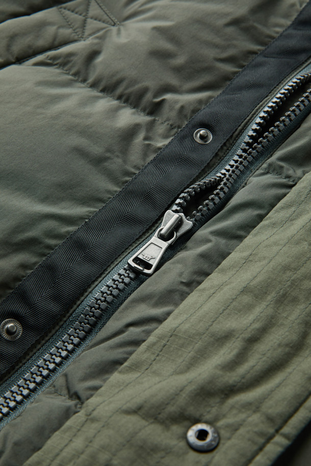 겨울 추위를 막아줄 사파리 후디 다운 점퍼입니다. 밀리터리 무드와 모던한 스타일을 결합하여, 일상에서 캐주얼, 미니멀, 클래식 스타일로 폭넓게 활용할 수 있습니다. 두꺼운 두께감의 나일론 소재로 제작되어 부드러운 촉감을 선사하며, N-3B 파카 스타일의 중기장 기장으로 보온성을 높였습니다. 허리 및 후드 스트링 조절, 가슴 및 사이드 아웃 포켓, 머스코비 다운 충전재, 이너 커프스 엘라스틱 밴드, 삼각무 디테일 등 다양한 특징으로 뛰어난 방풍 및 보온 기능을 제공합니다.
