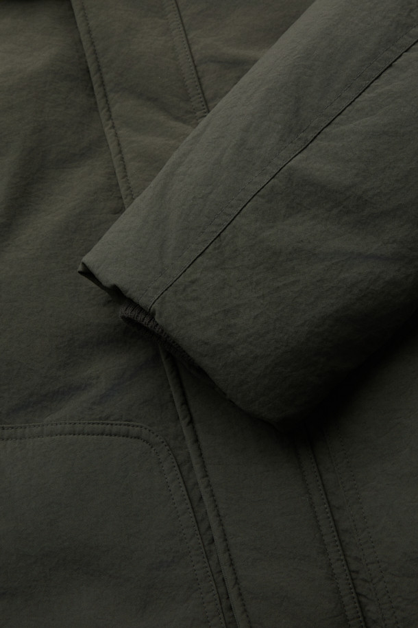 스핏파이어 베이직 다운 점퍼는 겨울철 일상과 출근룩에 모두 잘 어울리는 아우터입니다. 밀리터리 스타일과 베이직한 디자인이 조화롭게 어우러져 클래식, 미니멀, 캐주얼 등 다양한 스타일을 연출할 수 있습니다. 카키 색상의 무지 디자인에 두꺼운 두께감과 거친 촉감의 나일론 소재를 사용하여 보온성을 높였습니다. 탈착 가능한 리얼 무통 카라와 립 커프스, 노출 지퍼 포켓, 삼각무 패치 등의 디테일이 돋보이며, 머스코비 다운 충전재로 따뜻함을 더했습니다. 베이직핏의 긴 소매 다운 점퍼로, 지퍼 여밈 방식으로 편안하게 착용할 수 있습니다.
