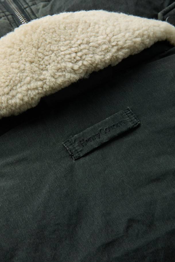 스핏파이어 이팩트 다운 블루종은 남성용 겨울 점퍼입니다. 빈티지 밀리터리 스타일의 오버핏 블루종으로, 톤 다운된 블루 컬러와 무지 디자인이 특징입니다. 두꺼운 나일론 소재와 구스다운 충전재, 안감으로 보온성을 높였습니다. 탈부착 가능한 무통 카라, 시보리 소맷단/밑단, 사이드 플랩 포켓, 소매 지퍼 포켓, 패치 지퍼 포켓 등의 디테일이 돋보이며, 출근룩과 여행룩, 캐주얼, 클래식, 미니멀 스타일 모두 소화 가능합니다. 지퍼형 여밈 방식으로 편안하게 착용할 수 있습니다.
