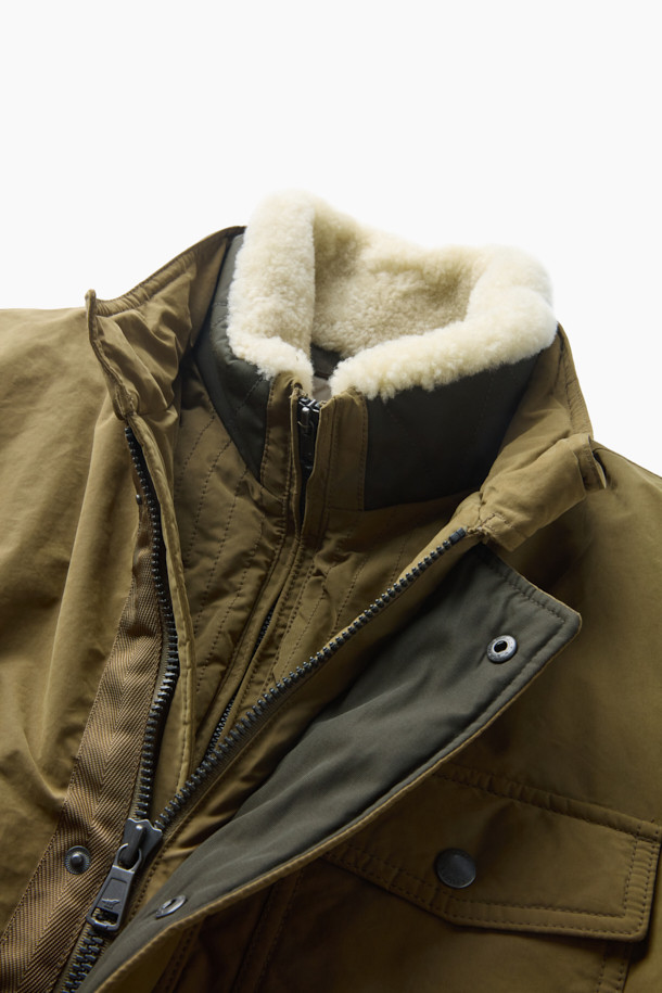 Spitfire(스핏파이어) 사파리 다운 점퍼는 겨울철 일상과 출근룩에 모두 잘 어울리는 모던 스타일의 아우터입니다. 두꺼운 두께감과 부드러운 촉감의 나일론, 폴리에스테르 혼방 소재로 제작되어 보온성을 높였습니다. 무지 디자인에 베이직핏, 중기장 기장감으로 어떤 스타일에도 쉽게 매치할 수 있으며, 집업 여밈 방식으로 편안하게 착용 가능합니다. 구스다운 충전재, 3포켓 구성, 액션 플리츠, 허리 엘라스틱 스트링, 탈부착 리얼 무통 패널 등 다양한 디테일로 기능성과 디자인을 동시에 잡았습니다. 클래식, 미니멀, 캐주얼 등 폭넓은 스타일을 소화할 수 있는 활용도 높은 겨울 점퍼입니다.
