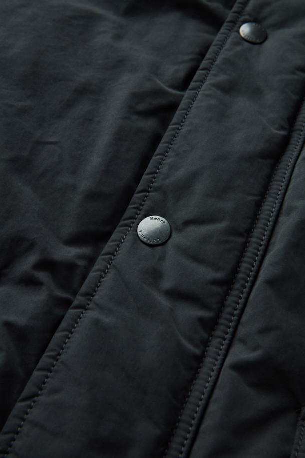 스핏파이어 사파리 다운 점퍼는 겨울철 일상과 출근룩에 모두 잘 어울리는 베이직핏 다운 점퍼입니다. 모던하고 클래식한 스타일의 무지 디자인으로, 허리 엘라스틱 스트링으로 사이즈 조절이 가능합니다. 넉넉한 두께감과 부드러운 촉감의 나일론, 폴리에스테르 혼방 소재로 제작되었으며, 구스다운 충전재를 사용하여 보온성을 높였습니다. 3포켓 구성과 액션 플리츠 디테일, 탈부착 가능한 무통 패널을 갖추어 실용성을 더했습니다. 긴 소매 기장의 사파리 코트 타입으로, 스냅 버튼 여밈 방식을 적용했습니다.
