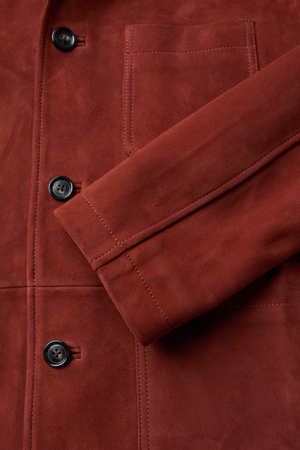 부드러운 촉감의 램 스웨이드 소재로 제작된 초어 재킷입니다. 가을 계절에 어울리는 브릭 컬러와 여유로운 핏으로 캐주얼 또는 클래식 스타일을 연출할 수 있습니다. 3개의 아웃포켓 디테일과 높은 통기성, 수분감을 갖춰 활동성은 물론 편안함까지 선사합니다. 데이트룩, 모임룩, 출근룩 등 TPO에 구애받지 않고 다양하게 활용 가능합니다. 가슴둘레 115cm 기준으로 제작되었습니다.
