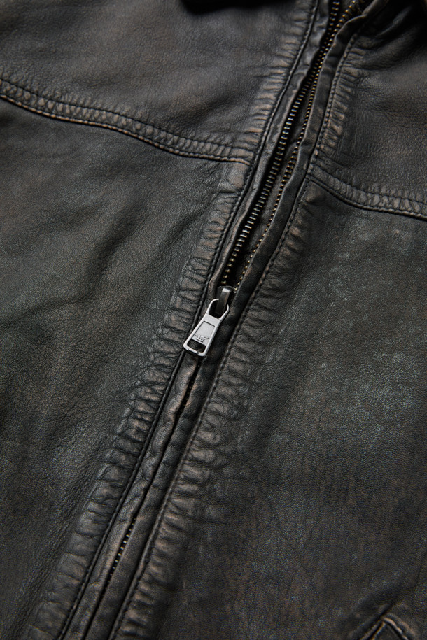 베지터블 레더 이팩트 블루종은 부드러운 촉감의 베지터블 램스킨 가죽으로 제작되어 가을 시즌, 데이트룩, 가을 나들이룩, 겨울 데일리룩에 활용하기 좋은 아우터입니다. 클래식과 캐주얼 무드를 넘나들며, 루즈핏으로 편안한 착용감을 선사합니다. 하이넥 실루엣과 플랩 포켓, 립 마감 디테일이 돋보이며, 투톤 워싱 이펙트와 은은한 광택감이 특징입니다. 집업 스타일로 간편하게 착용 가능하며, 미니멀한 스타일을 선호하는 분들께 추천합니다. 블랙 컬러의 무지 디자인으로, 어떤 옷에도 쉽게 매치할 수 있습니다.
