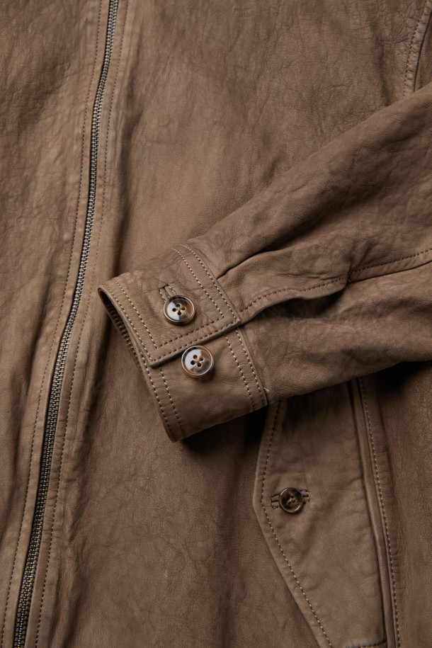 부드러운 누벅과 램스킨의 조화가 돋보이는 해링턴 점퍼입니다. 가을 시즌, 클래식하고 캐주얼한 무드를 연출하기 좋은 아이템입니다. 스탠드 칼라, 플랩 포켓, 버튼 커프스, 가죽 립 마감 등 디테일한 디자인이 특징입니다. 톤 다운된 브라운 컬러와 루즈핏으로 편안하면서도 세련된 스타일을 완성합니다. 데이트룩, 가을 나들이룩 등 다양한 TPO에 활용해보세요.
