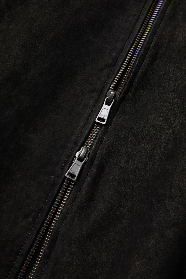 부드러운 누벅과 램스킨 소재로 제작된 블랙 컬러의 누벅 레더 해링턴 점퍼입니다. 캐주얼과 클래식 무드를 모두 담아낸 디자인으로, 데이트룩과 모임룩에 활용하기 좋습니다. 스탠드 칼라와 플랩 포켓, 버튼 커프, 가죽 립 마감, 워싱 가공 디테일이 돋보입니다. 루즈핏으로 편안한 착용감을 선사하며, 가을 시즌에 어울리는 긴소매 기장의 집업 스타일 아우터입니다. 미니멀한 스타일을 즐기는 분들께 추천합니다.
