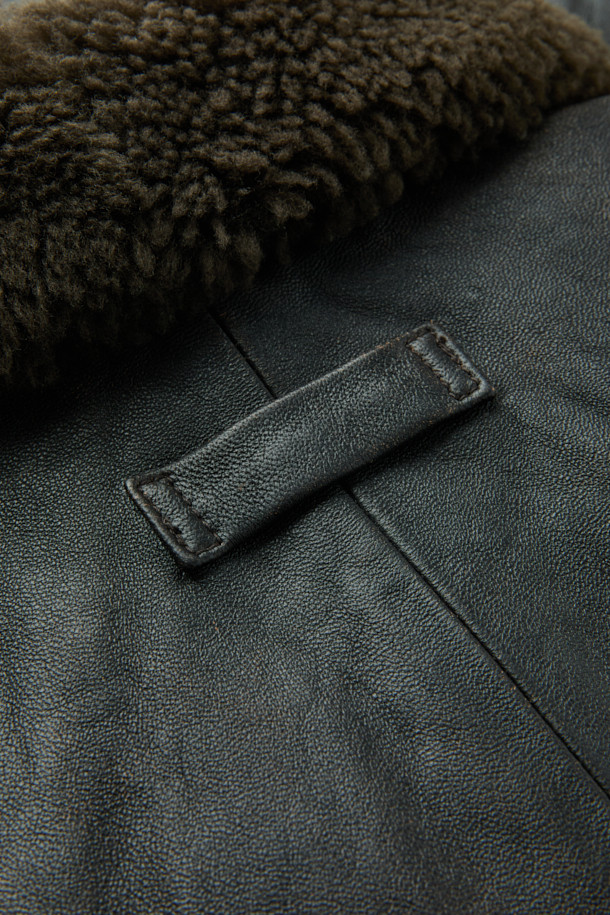 Spitfire(스핏파이어) 베지터블 레더 블루종은 부드러운 양가죽 소재와 클래식한 디자인으로 제작된 겨울용 아우터입니다. 릴랙스핏으로 편안한 착용감을 선사하며, 천연 퍼 칼라, 유러피안 구스 다운, 패치 포켓, 액션 플리츠, 페이딩 워싱, 투톤 컬러 등의 특징이 돋보입니다. 짙은 블루 색상과 두꺼운 두께감으로 보온성을 높였으며, 데이트룩, 출근룩, 모임룩 등 다양한 TPO에 활용 가능합니다. 미니멀하고 시크한 스타일을 연출하기에 좋은 아이템입니다. 집업 방식으로 간편하게 여밀 수 있습니다.
