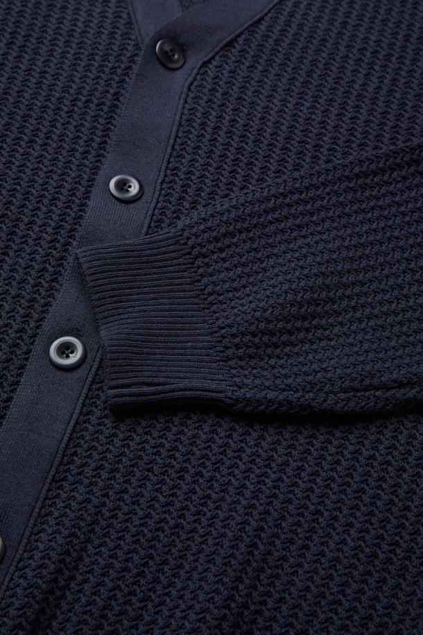 가을 베이직 Y 가디건은 가을과 겨울에 어울리는 두꺼운 두께감의 긴소매 가디건입니다. 네이비 색상으로, 출근룩, 클래식, 미니멀, 캐주얼 스타일에 모두 잘 어울립니다. 면, 레이온, 린넨 혼방의 부드러운 촉감과 헤링본 패턴이 특징이며, 이중 조직으로 제작되어 볼륨감 있는 디자인을 연출합니다. 7월부터 12월까지 간절기에도 착용하기 적합하며, 청량한 원사를 사용하여 쾌적하게 착용할 수 있습니다. V넥 레귤러핏 디자인으로 어떤 스타일에도 쉽게 매치할 수 있습니다.
