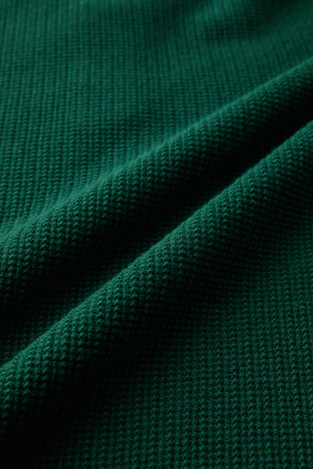 "코튼 캐시 폴로 니트"는 부드러운 촉감의 면과 캐시미어 혼방 소재로 제작되어 가을과 겨울, 따뜻하게 착용하기 좋은 긴소매 니트입니다. 베이직하고 캐주얼한 스타일로, 와플 조직과 카라 디자인이 돋보이며 세미 루즈핏으로 편안함을 더했습니다. 그린 컬러의 무지 디자인으로 어떤 옷에도 잘 어울려 데일리룩, 데이트룩, 카페룩 등 다양한 TPO에 활용하기 좋습니다. 캐주얼, 클래식, 미니멀 스타일을 즐기는 분들에게 추천합니다. 두께감 있는 소재로 보온성을 높였습니다.
