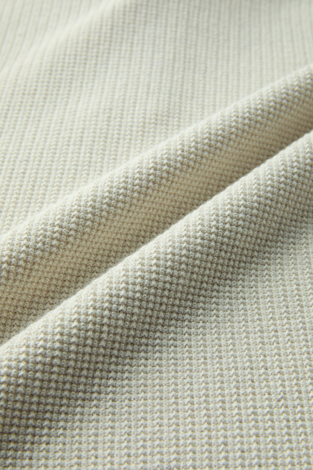 **코튼 캐시 폴로 니트**는 부드러운 촉감의 코튼과 캐시미어 블렌드 소재로 제작되어 가을, 겨울 시즌에 따뜻하게 착용하기 좋습니다. 잔조직 변형 와플 조직과 루즈핏 디자인으로 베이직하면서도 클래식한 스타일을 연출하며, 뛰어난 신축성을 자랑합니다. 카라 디자인과 긴소매, 아이보리 및 화이트 컬러의 무지 디자인은 출근룩, 모임룩 등 다양한 TPO에 활용하기 좋습니다. 가슴둘레 110cm로 넉넉한 핏을 제공하며, 보온성이 뛰어나 추운 날씨에도 포근함을 느낄 수 있습니다.
