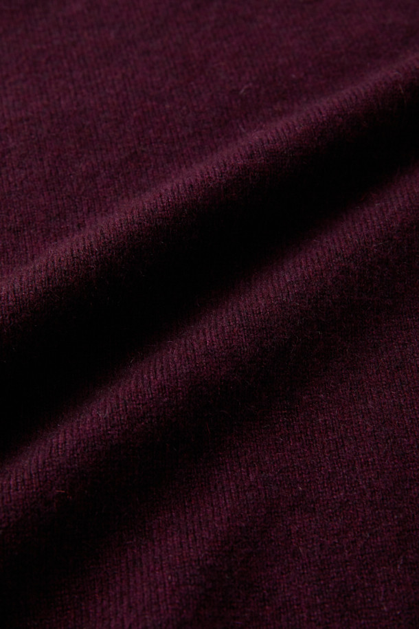 캐시미어 폴로 니트는 가을과 겨울, 당신의 품격을 더해줄 아이템입니다. 부드러운 촉감의 캐시미어 100% 소재로 제작되어 편안한 착용감을 선사하며, 유연제 처리로 더욱 섬세한 감촉을 느낄 수 있습니다. 베이직하고 클래식한 디자인으로, 겨울 데일리룩, 오피스룩, 모임룩 등 다양한 TPO에 활용 가능합니다. 봉제선 없는 매끄러운 실루엣과 레귤러핏으로 깔끔한 핏을 연출하며, 버건디 컬러가 세련된 분위기를 더합니다. 가슴둘레 106cm로 제작되었습니다.
