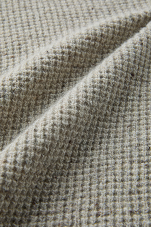 가을, 겨울 시즌에 어울리는 와플 조직 폴로 니트입니다. 부드러운 촉감의 이탈리아 수입 방모 혼방 울 소재를 사용하여 따뜻하고 편안한 착용감을 선사합니다. 루즈핏으로 제작되어 캐주얼한 스타일을 연출하며, 출근룩이나 모임룩으로 활용하기 좋습니다. 세미 와이드 립 조직 카라와 2×2 립 조직 앞단, 네프얀 소재가 디자인의 포인트입니다. 그레이 컬러의 긴소매 폴로넥 디자인으로, 클래식하고 미니멀한 스타일을 즐기기에 좋습니다.