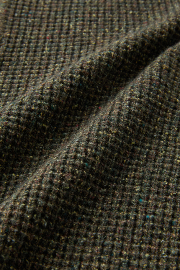 가을과 겨울을 위한 와플 조직 폴로 니트입니다. 이탈리아 수입 방모 혼방 울 소재로 제작되어 부드러운 촉감을 선사하며, 두꺼운 두께감으로 따뜻함을 더합니다. 캐주얼, 클래식, 미니멀 스타일을 모두 아우르는 디자인으로, 출근룩과 모임룩에 활용하기 좋습니다. 네프얀 소재를 사용하여 은은한 멋을 내며, 세미 와이드 립 조직 카라와 2×2 립 조직 앞단이 특징입니다. 루즈핏으로 편안하게 착용 가능하며, 카키 색상과 긴 소매 기장이 돋보입니다.