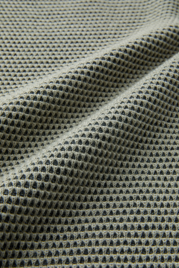 겉과 속을 다른 컬러로 편직하여 은은한 멋을 더한 잔조직 라운드 풀오버입니다. 코튼과 캐시미어 혼방 소재로 제작되어 부드러운 촉감과 보온성을 자랑하며, 가을부터 겨울까지 폭넓게 활용할 수 있습니다. 허니콤 패턴의 잔잔한 텍스처가 돋보이며, 이중 편직 기법으로 볼륨감 있는 실루엣을 연출합니다. 세미 루즈핏 라운드넥 디자인으로, 출근룩이나 모임룩 등 다양한 TPO에 클래식, 미니멀, 캐주얼 스타일로 코디할 수 있습니다. 9월부터 2월까지 착용하기 좋습니다.
