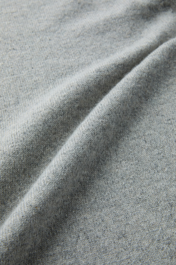 이태리 수입 슬럽 네프얀 소재로 제작된 V넥 풀오버입니다. 미니멀, 베이직, 클래식 스타일을 아우르며, 가을과 겨울에 데일리룩, 출근룩, 비즈니스 캐주얼에 활용하기 좋습니다. 세미 루즈핏으로 편안하게 착용 가능하며, 부드러운 촉감과 입체적인 질감이 특징입니다. 2×2 립 조직 마감으로 고급스러움을 더했으며, 레이어링하여 다양한 스타일 연출이 가능합니다. 가슴둘레 112cm로, 넉넉한 핏을 제공합니다.