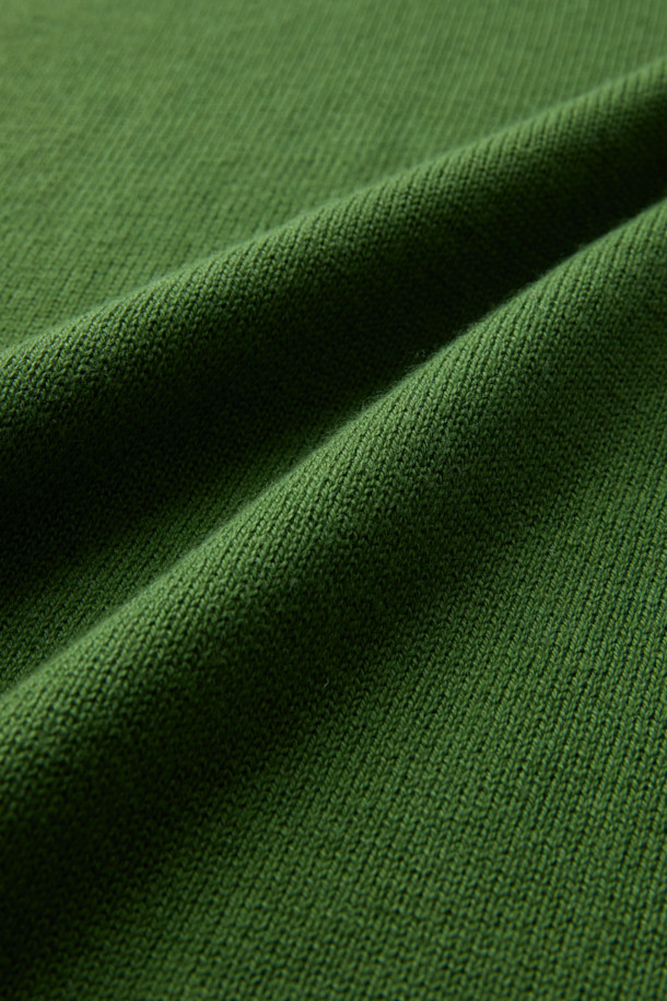 미니멀하고 클래식한 스타일의 브이넥 풀오버입니다. 부드러운 코튼과 울 소재 혼방으로 제작되어 가을, 겨울 시즌에 포근하게 착용할 수 있습니다. 넥라인, 소매, 밑단은 2×2 립 조직 마감으로 마감되어 있으며, 루즈핏으로 편안한 착용감을 선사합니다. 그린 컬러의 무지 디자인으로 다양한 룩에 활용하기 좋으며, 티셔츠와 레이어링하여 더욱 스타일리시하게 연출할 수 있습니다. 가슴둘레 112cm로, 출근룩으로도 손색없는 보온성을 갖춘 풀오버입니다.