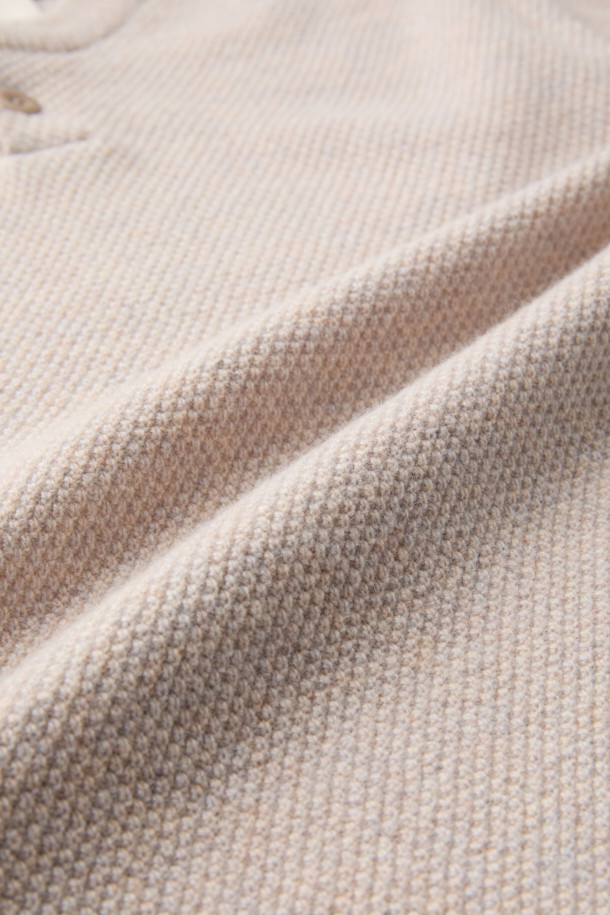 **His넥 니트**

부드러운 촉감의 울 소재, RWS EXTRAFINE MERINO WOOL 100%를 사용하여 제작된 남성용 히스넥 니트입니다. NEW ENGLAND DONEGAL 원사를 사용하여 은은한 멋을 더했으며, 가을과 겨울에 따뜻하게 입을 수 있습니다. 헨리넥 디자인과 레귤러핏으로 클래식하고 캐주얼한 스타일을 연출할 수 있으며, 넥 안쪽의 스트라이프 배색과 립 조직 넥라인이 특징입니다. 두께감 있는 와플 패턴으로 겨울철 데일리룩, 데이트룩, 카페룩에 활용하기 좋습니다.
