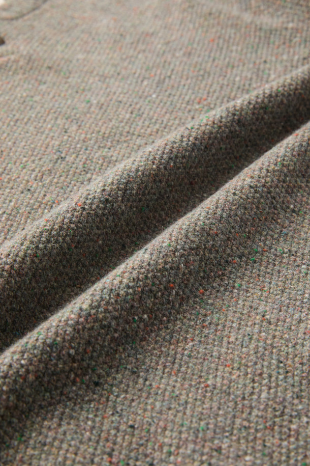 **His넥 니트**는 RWS EXTRAFINE MERINO WOOL 100% 소재로 제작되어 부드러운 촉감과 뛰어난 보온성을 제공하는 남성용 니트입니다. 가을, 겨울 시즌에 어울리는 두꺼운 두께감과 헨리넥 디자인, 와플 및 도네갈 패턴으로 클래식하고 캐주얼한 무드를 연출합니다. 레귤러핏으로 편안하게 착용 가능하며, 넥 안쪽 스트라이프 배색과 립조직 넥라인, 원버튼 디자인으로 포인트를 더했습니다. 데이트룩, 모임룩, 겨울 데일리룩 등 다양한 TPO에 활용하기 좋은, 미니멀하고 클래식한 스타일의 니트입니다.
