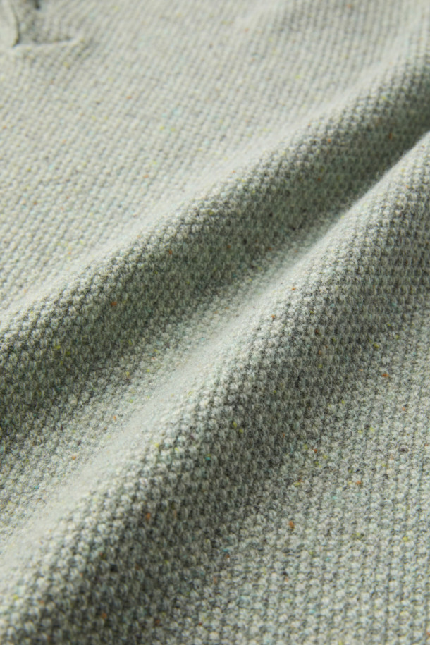 "His넥 니트"는 부드러운 촉감의 RWS EXTRAFINE MERINO WOOL 100% 소재로 제작되어 가을과 겨울, 따뜻하고 포근하게 착용하기 좋습니다. 헨리넥 디자인과 원버튼 디테일이 클래식하면서도 캐주얼한 무드를 연출하며, 넥 안쪽 스트라이프 배색으로 포인트를 더했습니다. NEW ENGLAND DONEGAL 원사를 사용하여 고급스러운 와플 패턴을 완성했으며, 레귤러핏과 긴 소매 기장으로 편안한 착용감을 선사합니다. 겨울 데일리룩, 카페룩, 데이트룩 등 다양한 TPO에 활용 가능한 미니멀 스타일의 니트입니다.
