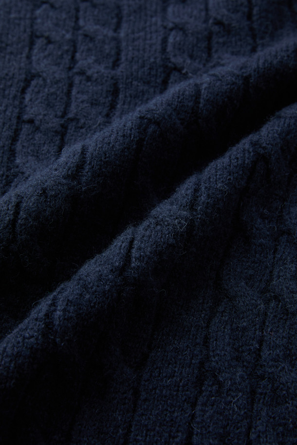 네이비 컬러의 케이블 라운드 풀오버입니다. 알파카, 울, 나일론 혼방 소재로 제작되어 부드러운 촉감과 뛰어난 보온성을 제공하며, 가을, 겨울 시즌에 착용하기 좋습니다. 루즈핏으로 편안한 착용감을 선사하며, 볼륨감 있는 디자인과 브러시드 텍스처, 실키한 광택감이 특징입니다. 2×2 립 조직 마감으로 디테일을 더했으며, 클래식, 캐주얼, 미니멀 스타일 모두 소화 가능하여 출근룩, 모임룩 등 다양한 시간과 장소와 경우에 활용할 수 있습니다.