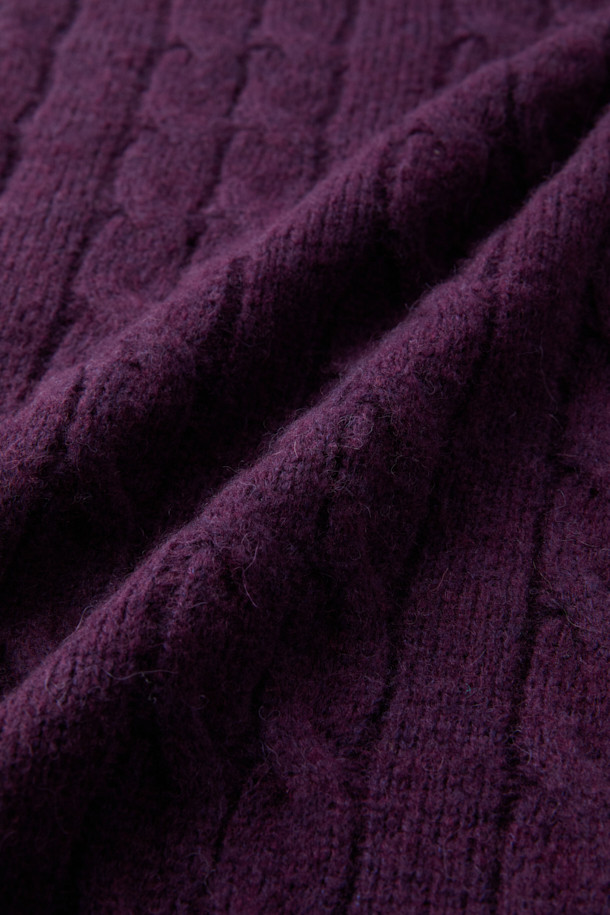 보온성이 뛰어난 퍼플 컬러의 케이블 라운드 풀오버입니다. 알파카, 울, 나일론 혼방 소재로 제작되어 포근하고 실키한 촉감을 선사하며, 가을, 겨울 시즌에 적합합니다. 크롭 기장에 세미 루즈핏으로, 클래식하면서도 캐주얼한 스타일을 연출할 수 있습니다. 헤어리한 외관과 브러시드 텍스처, 볼륨감 있는 케이블 패턴이 특징이며, 2x2 립 조직 마감으로 탄력성과 고급스러움을 더했습니다. 겨울 데일리룩, 카페룩, 모임룩 등 다양한 TPO에 미니멀하게 매치하여 세련된 스타일을 완성해보세요.
