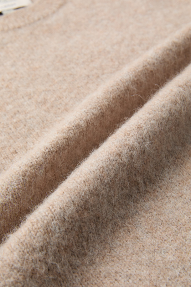 이탈리아 수입 베이비 알파카와 셔틀랜드 울 혼방 소재의 쉐기독 라운드 풀오버입니다. 스크래치 가공으로 독특한 텍스처를 살린 베이지 컬러의 루즈핏 풀오버로, 가을과 겨울에 따뜻하게 착용 가능합니다. 라운드넥과 긴 소매 디자인으로 클래식하고 베이직한 스타일을 연출하며, 보온성과 내구성이 뛰어납니다. 가볍고 부드러운 촉감으로 겨울 데일리룩, 카페룩, 모임룩 등 다양한 TPO에 활용하기 좋습니다. 미니멀, 캐주얼 스타일을 선호하는 분들께 추천합니다.
