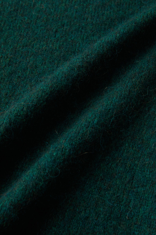 이탈리아 수입 베이비 알파카와 셔틀랜드 울 혼방 소재의 쉐기독 라운드 풀오버입니다. 부드러운 촉감과 두꺼운 두께감으로 가을, 겨울철 따뜻하게 착용하기 좋습니다. 스크래치 가공과 보풀 텍스처를 더해 클래식하면서도 베이직한 무드를 연출합니다. 루즈핏 라운드넥 디자인으로 데이트룩, 출근룩 등 다양한 스타일에 활용할 수 있습니다. 그린 컬러의 무지 디자인으로 미니멀, 캐주얼 스타일을 즐기는 분들께 추천합니다.
