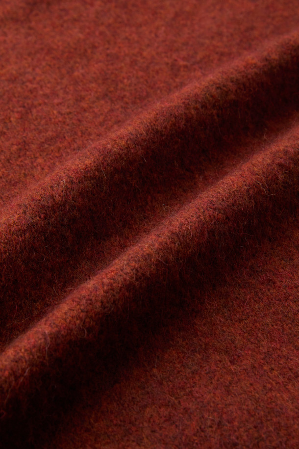 부드러운 촉감이 특징인 쉐기독 라운드 풀오버입니다. 이탈리아 수입 베이비 알파카와 셔틀랜드 울 혼방 소재로 제작되어 가볍고 따뜻하며, 부드러운 착용감을 선사합니다. 버건디와 레드브라운 두 가지 색상으로 제공되며, 클래식하고 베이직한 디자인으로 출근룩, 모임룩 등 다양한 TPO에 활용할 수 있습니다. 스크래치 가공과 보풀 텍스처가 돋보이며, 세미루즈핏으로 편안하게 착용 가능합니다. 가슴둘레 110cm로 넉넉한 핏을 자랑하며, 가을/겨울 시즌에 활용하기 좋은 두꺼운 두께감의 긴소매 라운드넥 풀오버입니다.
