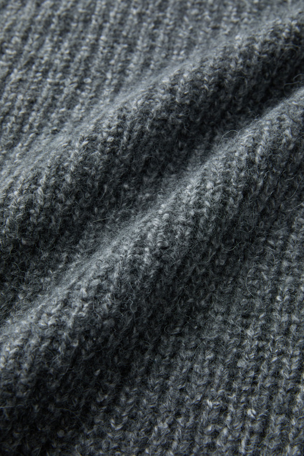 이탈리아 프리미엄 베이비 알파카 블렌드 소재의 수입사 라운드 풀오버입니다. 멜란지 그레이 컬러에 부드러운 실키함이 돋보이는 제품으로, 가을과 겨울에 따뜻하게 착용할 수 있습니다. 데일리룩, 출근룩, 비즈니스 캐주얼에 활용하기 좋으며, 클래식, 미니멀, 캐주얼 스타일을 모두 소화합니다. 세미 루즈핏의 긴소매 라운드넥 디자인으로, 볼륨감 있는 립 변형 조직과 가벼운 착용감을 선사합니다. 늘어짐과 변형을 최소화하여 오래도록 만족스러운 핏을 유지합니다.
