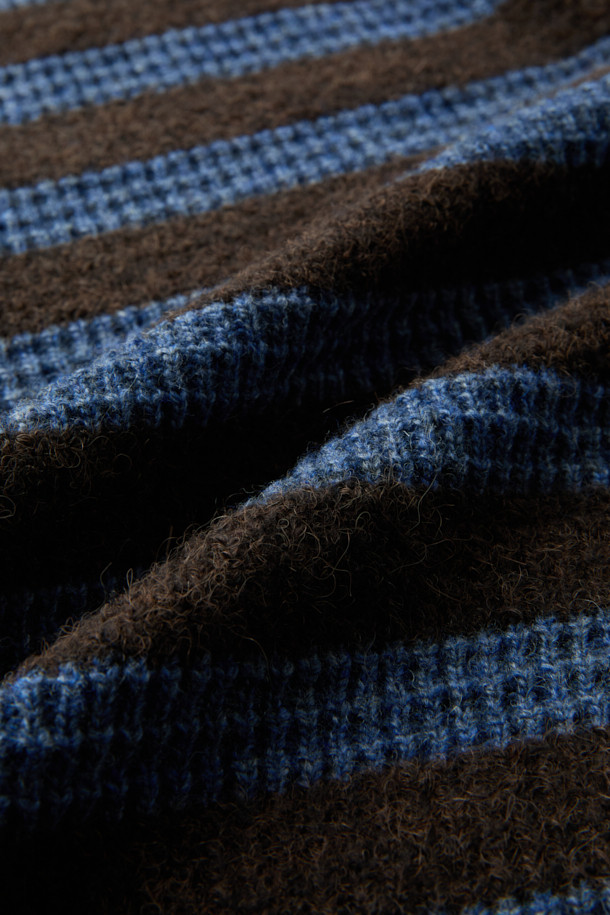 부드러운 촉감과 포근함을 선사하는 스트라이프 라운드 풀오버입니다. 브라운, 블루 두 가지 색상으로 출시되었으며, 가을, 겨울에 활용하기 좋습니다. 부클 원사를 사용하여 입체감 있는 조직과 볼륨감 있는 텍스처를 살렸으며, 보온성이 뛰어나고 가벼운 착용감을 자랑합니다. 클래식, 빈티지 스타일을 즐기는 분들께 추천하며, 겨울 데일리룩, 카페룩, 모임룩 등 다양한 TPO에 매치하기 좋습니다. 세미 루즈핏 라운드넥 디자인으로 편안하면서도 멋스러운 스타일을 연출할 수 있습니다.
