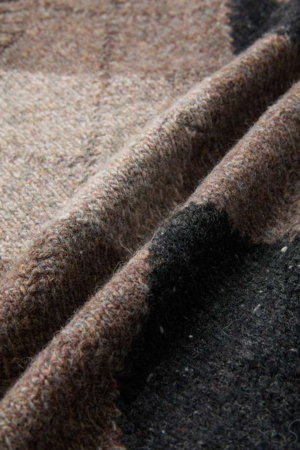 **아가일 라운드 풀오버**는 가을, 겨울 시즌에 어울리는 클래식하고 빈티지한 감성의 니트 스웨터입니다. 브라운, 블랙, 그레이 세 가지 색상으로 만나볼 수 있으며, 출근룩과 모임룩에 모두 활용 가능합니다. 세미 루즈핏으로 편안한 착용감을 선사하며, 라운드넥 디자인으로 다양한 스타일 연출이 용이합니다. 울과 나일론 혼방의 고급스러운 소재에 네프사 텍스처와 볼륨감 있는 원사를 사용하여 따뜻하고 포근한 느낌을 줍니다. 2x2 립 조직 마감과 아가일 패턴이 돋보이며, 가슴둘레 110cm로 넉넉한 핏을 자랑합니다.
