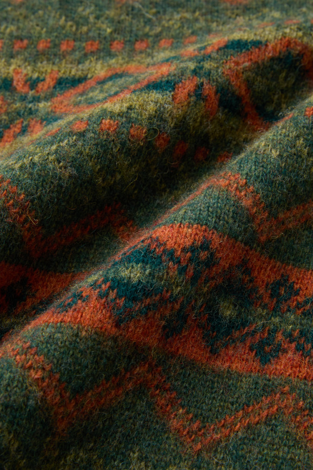 페어아일 라운드 풀오버는 가을, 겨울 시즌에 어울리는 클래식하고 빈티지한 스타일의 니트입니다. 셔틀랜드 울 소재로 제작되어 보온성이 뛰어나며, 브러시드 가공으로 부드러운 촉감을 선사합니다. 세미 루즈핏으로 편안한 착용감을 제공하며, 라운드넥과 긴 소매 디자인으로 다양한 룩에 활용하기 좋습니다. 카키 올리브 그린, 오렌지 컬러의 페어아일 기하학 패턴이 돋보이며, 출근룩이나 모임룩에 포인트를 더할 수 있습니다.
