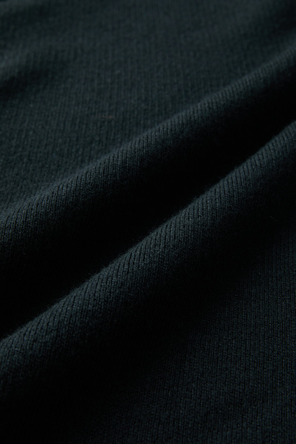 블랙 라운드넥 가디건입니다. 울, 아크릴, 나일론 혼방 소재로 제작되어 부드러운 촉감과 함께 중간 두께감으로 가을, 겨울에 따뜻하게 착용하기 좋습니다. 루즈핏 디자인에 긴소매로 편안한 착용감을 선사하며, 베이직하고 클래식한 스타일로 다양한 룩에 활용하기 좋습니다. 간절기에는 단독으로, 겨울에는 이너로 레이어드하여 세련된 데일리룩, 출근룩, 모임룩을 연출해보세요. 착용 시기는 9월부터 2월까지입니다.
