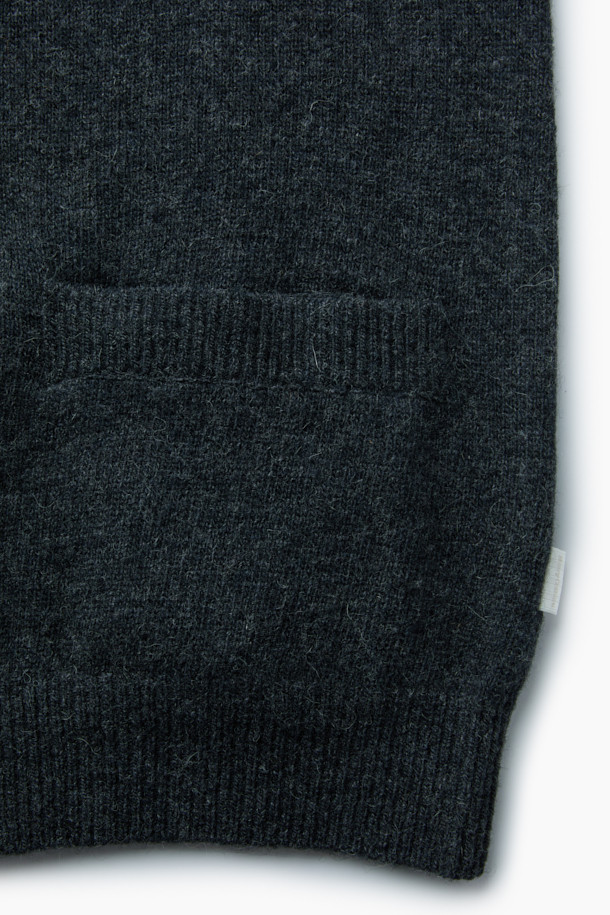 부드러운 울 소재로 제작되어 포근한 착용감을 선사하는 라운드넥 가디건입니다. 차콜 멜란지 컬러의 무지 디자인으로, 가을과 겨울에 데일리룩은 물론 출근룩, 모임룩까지 폭넓게 활용하기 좋습니다. 헤어리한 텍스처와 벌키한 짜임으로 빈티지하면서도 클래식한 분위기를 연출하며, 세미 루즈핏으로 편안하게 착용 가능합니다. 전면 아웃포켓 디테일이 돋보이며, 가슴둘레 115cm로 넉넉한 핏을 제공합니다. 긴 소매 기장과 두꺼운 두께감으로 따뜻함을 더했습니다.
