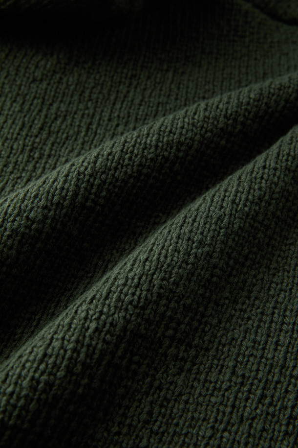 부드러운 촉감의 슬럽 코튼 100% 소재로 제작된 후드형 집업 가디건입니다. 가을, 겨울 시즌에 어울리는 캐주얼하고 빈티지한 스타일을 연출하며, 카키와 그린 두 가지 색상으로 만나볼 수 있습니다. 넉넉한 루즈핏으로 편안한 착용감을 선사하며, 소매와 밑단에 스판 혼용 립 조직을 사용하여 활동성을 더했습니다. 립 조직 포켓 디테일과 가슴둘레 112cm로 실용성을 높였으며, 일상생활뿐만 아니라 캠핑룩으로도 활용하기 좋습니다. 후드 디자인과 집업 여밈 방식으로 간편하게 스타일링할 수 있습니다.
