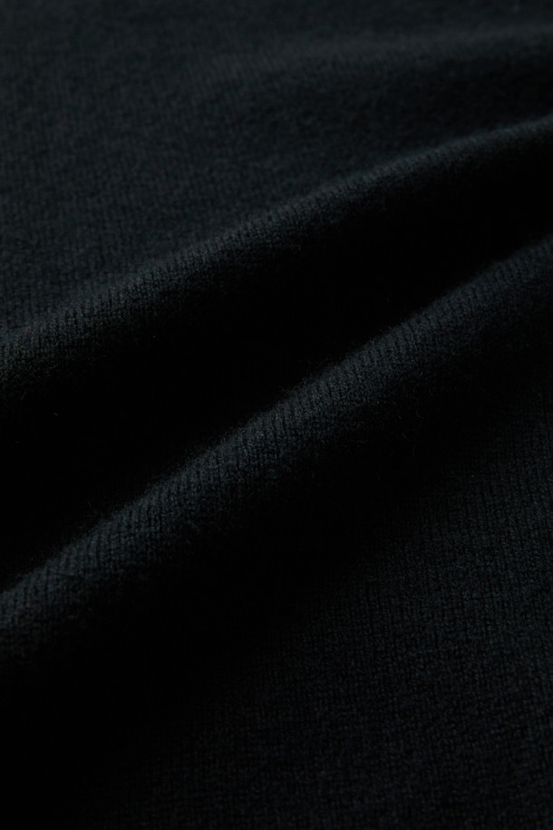 캐시미어 블렌디드 하프 터틀넥은 메리노울과 캐시미어 혼방 소재로 제작되어 부드러운 촉감과 뛰어난 보온성을 제공합니다. 레귤러 핏에 긴소매 기장으로, 가을과 겨울철에 스타일리시하게 착용하기 좋습니다. 무지 디자인에 하프넥 또는 터틀넥 스타일로 클래식, 미니멀, 시크한 스타일을 연출할 수 있습니다. 립조직 스판사를 사용하여 활동성을 높였으며, 밀도 높은 편직으로 고급스러움을 더했습니다. 출근룩, 오피스룩, 모임룩 등 다양한 TPO에 활용 가능합니다.
