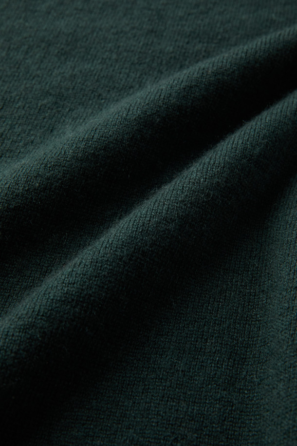 메리노울과 캐시미어 블렌딩으로 제작되어 부드러운 촉감을 선사하는 캐시미어 블렌디드 하프 터틀넥입니다. 립조직 스판사를 사용하여 활동성을 높였으며, 밀도 높은 편직으로 보온성을 강화했습니다. 톤다운된 그린 컬러와 베이직한 디자인으로 출근룩, 모임룩 등 다양한 TPO에 활용하기 좋습니다. 레귤러핏과 하프넥 디자인은 클래식, 미니멀, 캐주얼 등 어떤 스타일에도 잘 어울리는 아이템입니다. 가을, 겨울 시즌에 따뜻하고 세련된 스타일을 연출해보세요.
