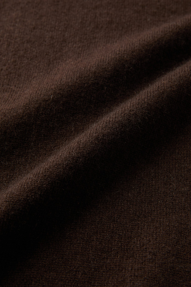 캐시미어 터틀넥은 가을과 겨울, 일상과 출근룩에 모두 잘 어울리는 베이직하고 클래식한 스타일의 니트입니다. 부드러운 촉감의 캐시미어 100% 소재로 제작되어 보온성이 뛰어나고, 레귤러핏과 두꺼운 두께로 포근함을 더했습니다. 브라운 컬러의 무지 디자인은 미니멀하면서도 세련된 느낌을 주며, 긴 소매와 터틀넥 디자인으로 보온성을 높였습니다. 가슴둘레 106cm로 제작되어 편안한 착용감을 선사하며, 탄성과 신축성으로 활동성을 보장합니다.
