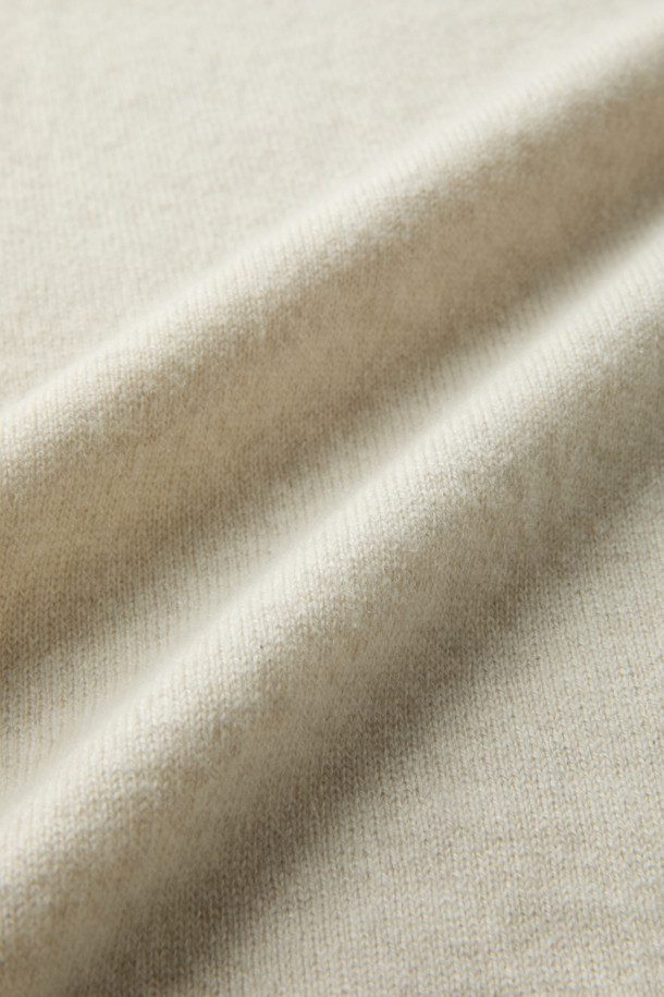 캐시미어 터틀넥은 부드러운 촉감과 뛰어난 보온성을 자랑하는 두꺼운 니트/스웨터입니다. 아이보리와 베이지 두 가지 색상으로 출시되어, 기본적인 스타일에 미니멀한 무드를 더합니다. 캐시미어 100% 소재로 제작되어 이너웨어로 활용하기 좋으며, 가을과 겨울에 출근룩 및 모임룩 등 다양한 TPO에 활용 가능합니다. 레귤러핏 디자인과 긴소매 기장으로, 클래식하고 캐주얼한 스타일을 연출하기에 적합합니다. 밀도 높은 편직으로 제작되어 오랫동안 변형 없이 착용할 수 있습니다.
