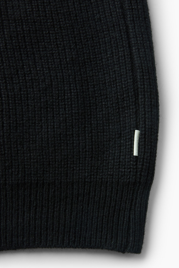 **울혼방 하프 집업 니트**는 가을, 겨울 시즌에 활용하기 좋은 상의입니다. 부드러운 울과 코튼 혼방 소재로 제작되어 편안한 촉감을 선사하며, 세미 루즈핏으로 편안한 착용감을 제공합니다. 하이넥 디자인과 하프 집업 스타일이 특징이며, 블랙과 블루 두 가지 색상으로 출시되었습니다. 무지 또는 멜란지 패턴으로 다양한 스타일 연출이 가능하며, 캐주얼, 클래식, 미니멀 스타일을 즐겨 입는 분들께 추천합니다. 특히 쌀쌀한 날씨에는 단독으로, 한겨울에는 레이어드하여 보온성을 높일 수 있어 출근룩으로도 활용하기 좋습니다.
