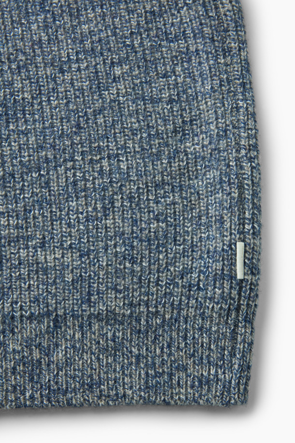 가을과 겨울을 위한 울 혼방 하프 집업 니트입니다. 멜란지 패턴의 블루와 블랙 두 가지 색상으로 출시되었으며, 클래식과 캐주얼 스타일을 모두 아우릅니다. 세미 루즈핏에 하이넥, 긴 소매 디자인으로 부드러운 촉감을 선사하며 보온성과 통기성을 갖춰 편안하게 착용할 수 있습니다. 간절기에는 단독으로, 겨울에는 레이어드하여 활용하기 좋으며, 출근룩이나 모임룩 등 다양한 TPO에 매치할 수 있습니다.

