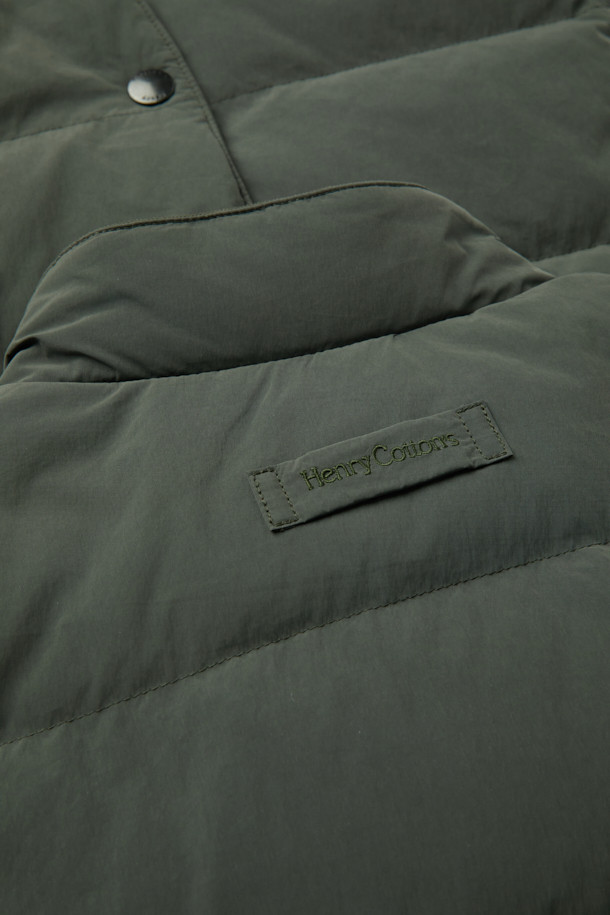 (기획) 젠틀 베스트는 가을, 겨울 시즌에 어울리는 남성용/여성용 베스트입니다. 부드러운 촉감의 나일론, 폴리에스터 혼방 소재에 덕다운 충전재를 사용하여 보온성을 높였습니다. 클래식한 무드의 무지 디자인으로, 셔츠형 카라와 코듀로이 넥 배색, 가슴 플랩 포켓, 스냅 버튼 여밈 등의 디테일이 돋보입니다. 넉넉한 레귤러핏으로 겨울 데일리룩, 모임룩, 산책룩 등 다양한 TPO에 활용 가능하며, 미니멀하고 캐주얼한 스타일을 연출하기 좋습니다.
