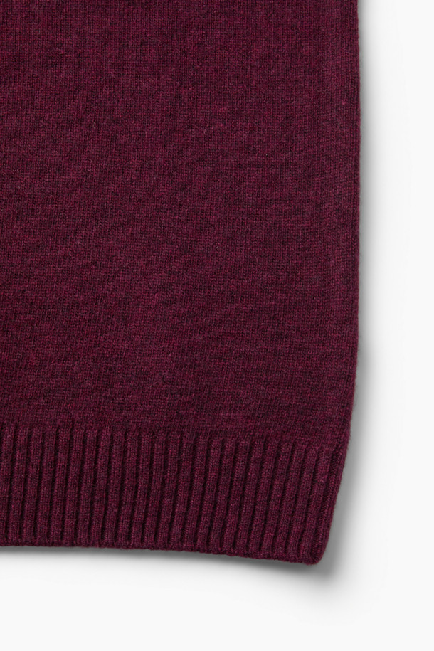 세련된 솔리드 라운드 니트는 가을과 겨울, 당신의 스타일을 완성해 줄 완벽한 아이템입니다. 부드러운 메리노 울과 울 혼방 소재로 제작되어 뛰어난 보온성과 가벼운 착용감을 제공하며, 신축성까지 갖춰 활동성을 높였습니다. 미니멀, 클래식, 베이직 스타일을 아우르는 디자인으로, 오피스룩, 비즈니스 캐주얼, 모임룩 등 다양한 TPO에 활용 가능합니다. 버건디, 와인 컬러의 무지 디자인에 레귤러핏과 긴 소매, 라운드넥 디테일이 더해져 세련된 실루엣을 연출합니다. 안감 없이도 부드러운 촉감을 자랑하며, 데일리룩에 포인트를 더할 수 있는 매력적인 상의입니다.
