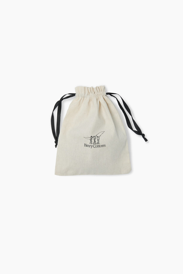 이태리산 소가죽으로 제작된 30mm 폭의 통가죽 벨트입니다. 클래식한 무드를 연출하며, 가을, 겨울철 출근룩, 비즈니스 캐주얼, 그리고 모임룩에 잘 어울립니다. 앤틱골드 비죠 버클이 디자인의 포인트이며, 5홀로 허리 사이즈를 조절할 수 있어 편안한 착용감을 제공합니다. 무지 패턴으로 심플하고 미니멀한 스타일을 선호하는 분들께 추천합니다.
