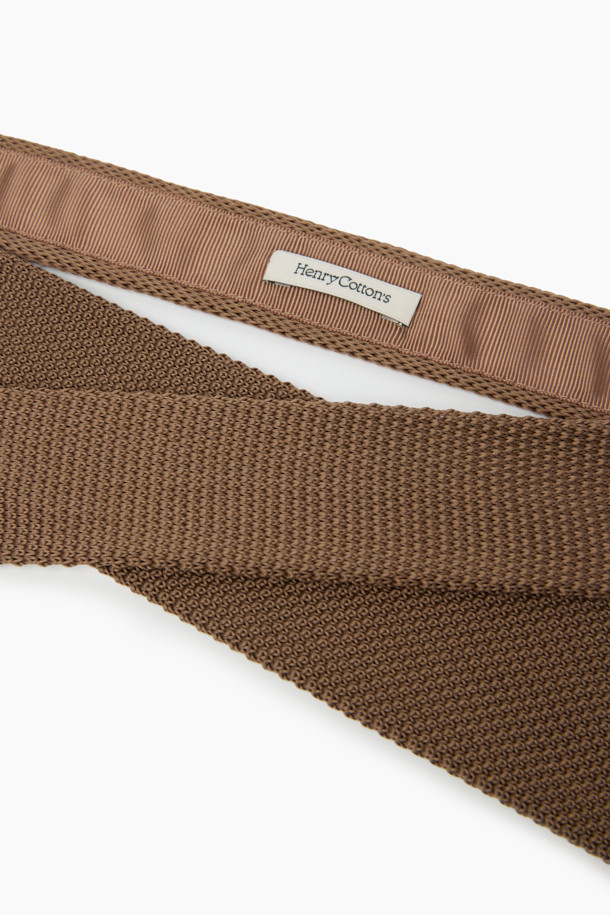 데일리 솔리드 니트 타이는 남성 정장 및 캐주얼 스타일에 모두 잘 어울리는 넥타이입니다. 브라운 컬러의 무지 디자인으로, 오피스룩, 비즈니스 캐주얼, 회의룩 등 TPO에 적합합니다. 폴리에스터 소재로 제작되어 신축성이 있으며, 니트 짜임과 7.5cm 대검폭, 삼각형 대검 마감, 립 소검 마감 디테일이 특징입니다. 가을, 겨울 시즌에 클래식하고 미니멀한, 또는 캐주얼한 스타일을 연출하기 좋습니다.
