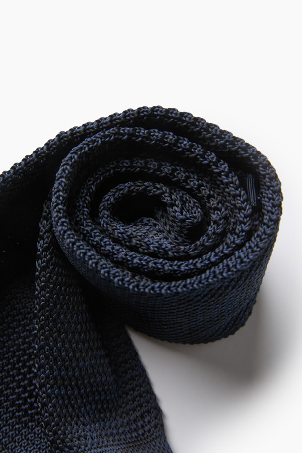 데일리 솔리드 니트 타이는 가을과 겨울 시즌, 오피스룩, 비즈니스 캐주얼, 회의룩에 잘 어울리는 남성용 넥타이입니다. 브라운 컬러의 무지 디자인으로, 클래식, 미니멀, 캐주얼 스타일을 연출하기 좋습니다. 폴리에스터 소재로 제작되어 신축성이 있으며, 7.5cm 대검 폭과 니트 짜임, 삼각형 대검 마감, 립 소검 마감 디테일이 특징입니다. 정장과 함께 매치하여 깔끔하고 세련된 스타일을 완성해보세요.
