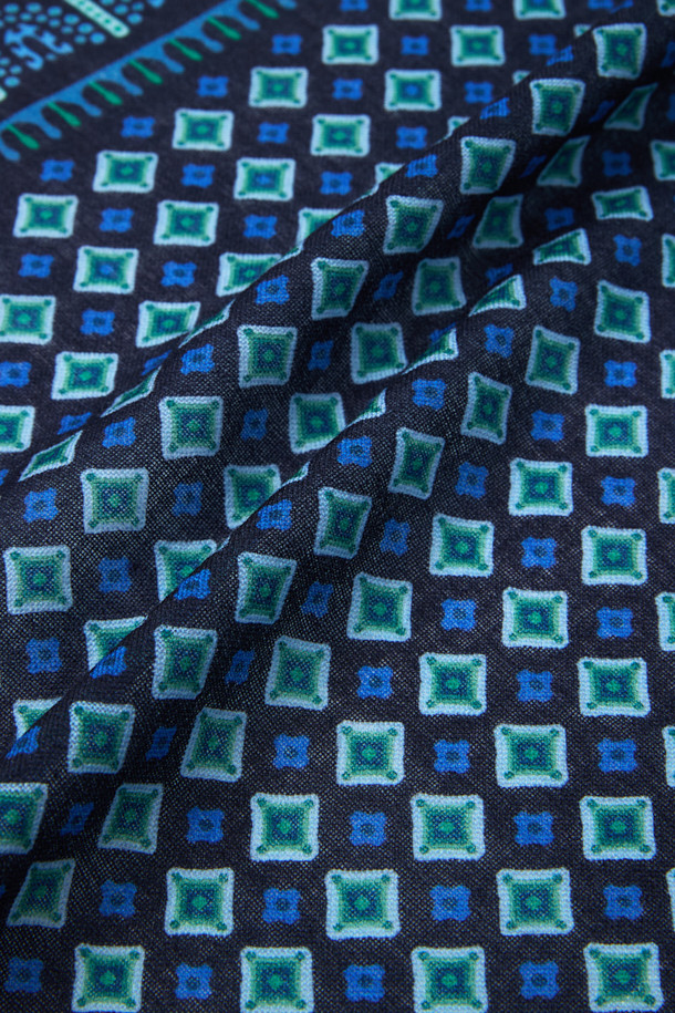 블루 패턴 스카프는 울 소재로 제작되어 부드러운 촉감을 자랑하며, 가을과 겨울철에 보온성을 더해줍니다. 50x50cm 정사각형의 얇은 두께로, 에스닉 및 프린트 패턴이 돋보이는 반다나 스타일의 스카프입니다. 클래식과 에스닉 무드를 동시에 연출하여 가을 나들이룩, 겨울 데일리룩 등 다양한 TPO에 활용하기 좋습니다. 미니멀한 스타일에도 포인트 아이템으로 활용하여 개성 있는 스타일을 완성할 수 있습니다.
