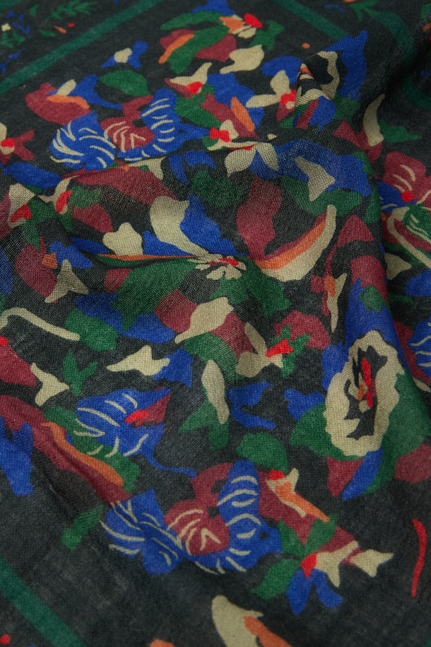 싱그러운 그린 컬러와 플라워 프린트가 돋보이는 그린 아트웍 스카프입니다. 부드러운 울 소재로 제작되어 가을, 겨울 시즌에 포근한 보온성을 제공합니다. 50x50cm 사이즈의 반다나 스타일로, 목이나 가방에 포인트 아이템으로 활용하기 좋습니다. 클래식한 무드와 미니멀, 캐주얼 스타일 모두 소화 가능한 활용도 높은 아이템입니다. 가을 나들이룩, 겨울 데일리룩 또는 모임룩에 세련된 포인트를 더해보세요.
