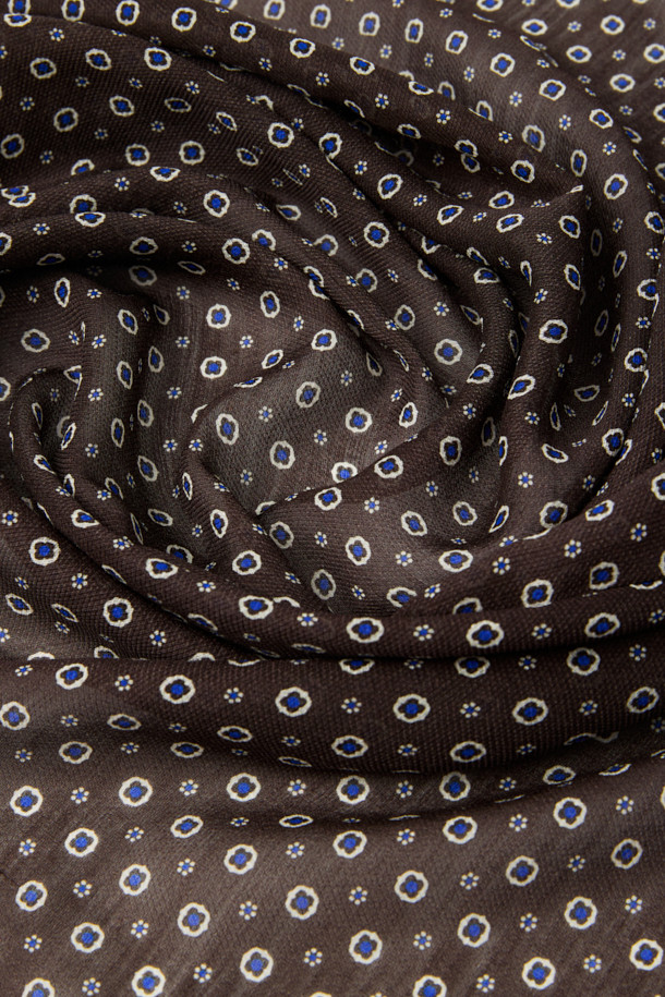 브라운 도트 패턴 스카프는 가을, 겨울에 어울리는 우아한 분위기의 스카프입니다. 부드러운 울과 실크 소재로 제작되어 은은한 광택감과 고급스러운 촉감을 선사하며, 얇은 두께로 답답함 없이 착용할 수 있습니다. 60x160cm의 중기장 롱 타입으로 다양한 스타일 연출이 가능하며, 에스닉 스타일의 도트와 플라워 패턴이 특징입니다. 가을 나들이룩 또는 겨울 데일리룩에 클래식, 에스닉, 미니멀 스타일을 더하여 세련된 룩을 완성해보세요.
