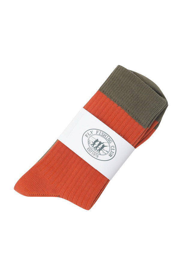 플라이 피싱 클럽 데일리 립 싱글 삭스입니다. 면 소재에 골지 패턴으로 제작되어 가을, 겨울에 따뜻하게 착용할 수 있습니다. 발끝과 뒤꿈치에 배색 포인트를 주어 캐주얼하면서도 스타일리시한 디자인을 자랑합니다. 긴목 디자인으로 보온성을 높였으며, 바닥면 로고 프린트로 포인트를 더했습니다. 일상생활뿐만 아니라, 집콕룩, 동네 마실룩에도 잘 어울리는 활용도 높은 양말입니다.
